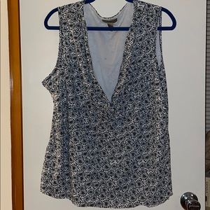 Sleeveless lined V neck top
